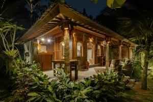 uma cabana na floresta à noite em Moringa Ubud Villa em Ubud