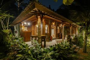una cabaña en el bosque por la noche en Moringa Ubud Villa, en Ubud