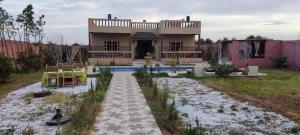 una casa con piscina frente a ella en Villa, en Marrakech