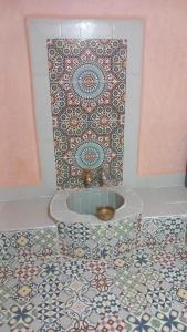 baño con lavabo y suelo de baldosa. en Villa, en Marrakech