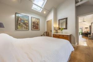 Кровать или кровати в номере Weavers Mark Cottage