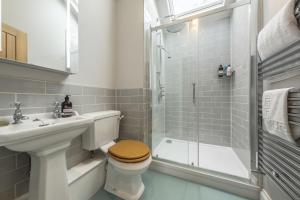 Ванная комната в Weavers Mark Cottage +16 фотографий