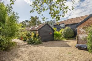 un’immagine di una casa con garage di Weavers Mark Cottage a Diss