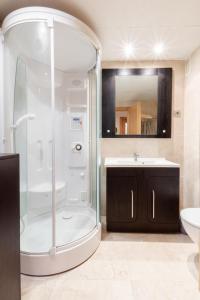 een badkamer met een douche en een wastafel bij NEXT TO MUNDAKA in Bermeo
