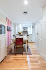 een keuken en eetkamer met een tafel en stoelen bij NEXT TO MUNDAKA in Bermeo