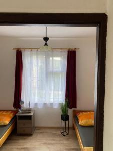 1 dormitorio con 2 camas y ventana en Chata na Hadině - 30m od vody en Humpolec