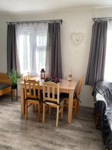 een eetkamer met een houten tafel en stoelen bij Chata na Hadině - 30m od vody in Humpolec