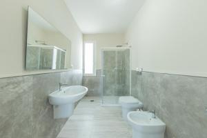 y baño con lavabo, aseo y ducha. en B&b Villa Elena - Irpinia, en Mirabella Eclano