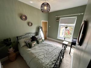 1 dormitorio con cama y ventana en Two Bed Charming Cottage en Crewe