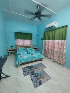昔加末的住宿－Segamat Tunas Homestay，一间卧室配有一张床和吊扇