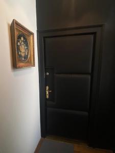 una puerta negra en una habitación con una foto en la pared en Clark Residence, en Budapest