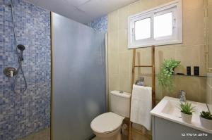 un bagno con wc, doccia e lavandino di Suites Luka a Had Nes