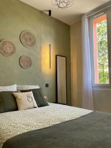 a bedroom with a large bed and a window at Studio rez-de-villa - Parking facile - Proche gare in Toulon