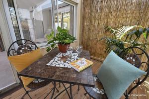 un tavolo in legno con bicchieri da vino su una veranda di Suites Luka a Had Nes Altre 10 foto