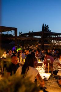 een groep mensen die aan tafel zitten in een restaurant bij Ultimate Provence Hotel & Spa in La Garde-Freinet