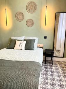 um quarto com uma cama e um espelho na parede em Studio rez-de-villa - Parking facile - Proche gare em Toulon