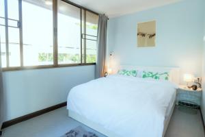 Postel nebo postele na pokoji v ubytování Ekkamai Buds & Beds - 420 Hostel