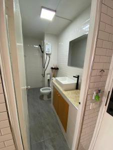 Ванная комната в PTJ Style Condotel คอนโดเมืองทอง P2