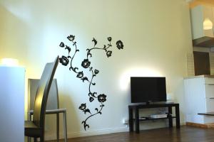 a wall with a black flower decal on it at Appartement Université-Capitole in Toulouse