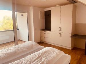 - une chambre avec un lit et une grande fenêtre dans l'établissement Obstbau Apartment am See, à Lindau