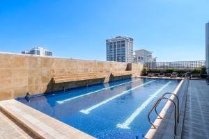 una piscina en la azotea de un edificio en Eastwood Richmonde Hotel - Newly Renovated, en Manila