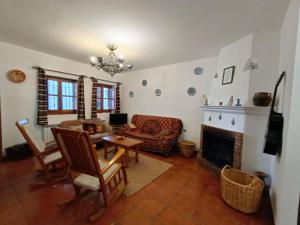 ein Wohnzimmer mit einem Tisch und einem Kamin in der Unterkunft Casa Rural La Argentina in Bubión