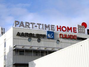 ein Gebäude mit einem Schild darüber in der Unterkunft Part-Time Home Rotebro in Rotebro