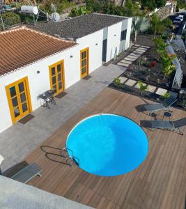 una terrazza in legno con vista sulla piscina. di Casa El Guinche a Fuencaliente de la Palma