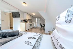 ein Schlafzimmer mit einem Bett und ein Wohnzimmer in der Unterkunft Happy -Apartments in Magdeburg
