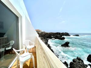 balcone con 2 sedie e vista sull'oceano di Apt next to the Atlantic Ocean, with unbeatable views a Tamaduste