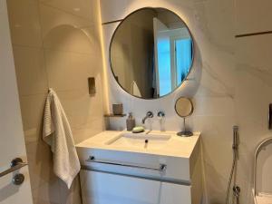 Koupelna v ubytování Stellar Holiday Homes - Beach Vista Sea View, Dubai Harbour