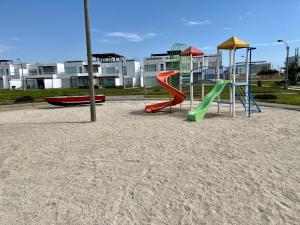 un parco giochi con uno scivolo nella sabbia di 1er Piso Vista a Bahía Paracas - Las Velas 102 T1 a Paracas