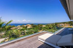 une vue sur l'océan depuis le balcon d'une maison dans l'établissement Villa Palma Giens - Vue Mer Panoramique -Piscine Chauffée Mai à Septembre- 4 chambres -Garage, à Hyères