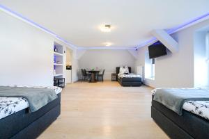 Zimmer mit 2 Betten und einem Tisch in der Unterkunft Happy -Apartments in Magdeburg