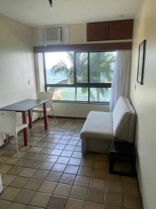 salon z kanapą i stołem w obiekcie Ondina Apart Hotel - Apto 419 w mieście Salvador