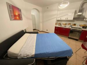 una camera con letto nel mezzo di una cucina di CV Martesana Gorgonzola 4 a Gorgonzola
