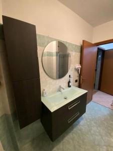 bagno con lavandino e specchio di CV Martesana Gorgonzola 4 a Gorgonzola