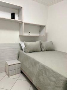 Ce lit se trouve dans un dortoir blanc comprenant : dans l'établissement COBERTURA COMPLETAMENTE MOBILIADA PRÓX AO AEROPORTO DE SALVADOR E PRAIAS CAPACIDADE 14 PESSOAS i, à Lauro de Freitas