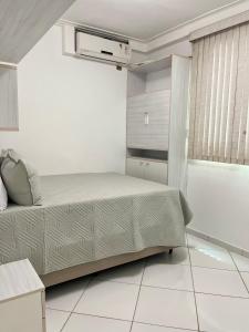 a small bedroom with a bed and a tub at COBERTURA COMPLETAMENTE MOBILIADA PRÓX AO AEROPORTO DE SALVADOR E PRAIAS CAPACIDADE 14 PESSOAS i in Lauro de Freitas
