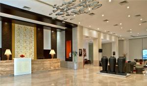 um lobby de um hotel com um lustre em Fortune Park, Dahej- Member ITC's Hotel Group em Dahej