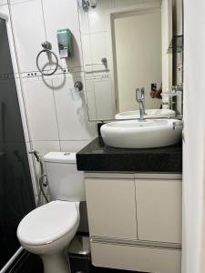 La salle de bains est pourvue de toilettes blanches et d'un lavabo. dans l'établissement COBERTURA COMPLETAMENTE MOBILIADA PRÓX AO AEROPORTO DE SALVADOR E PRAIAS CAPACIDADE 14 PESSOAS i, à Lauro de Freitas