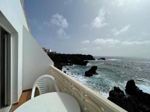 a balcony with a view of the ocean at Apt next to the Atlantic Ocean, with unbeatable views in Tamaduste