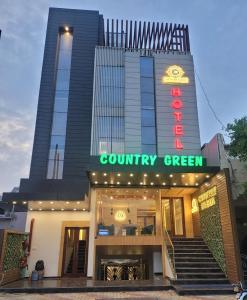 ein Gebäude mit einem Schild, das ländlich grün steht in der Unterkunft Country Green Hotel & Banquet in Bareilly