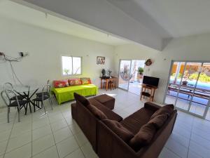 - un salon avec un canapé et une table dans l'établissement Casa com piscina 300 M Broadway Canoa quebrada, à Canoa Quebrada