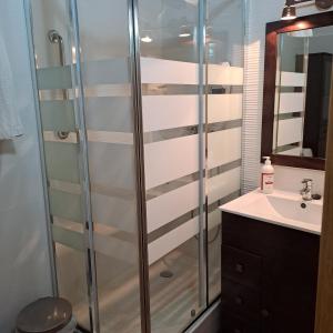 a bathroom with a shower and a sink at Tranquilo apartamento vistas al Mondalindo 