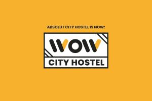 aww City Hospital Logo auf gelbem Hintergrund in der Unterkunft Absolut City Hostel in Budapest