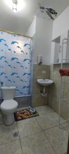 een badkamer met een toilet en een wastafel bij Tortuga House in Puerto Baquerizo Moreno