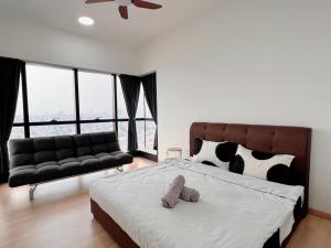 ein Schlafzimmer mit einem großen Bett und einem Sofa in der Unterkunft Family Gathering with Bathtub in Icon City, 12 Pax near Bandar Sunway in Petaling Jaya