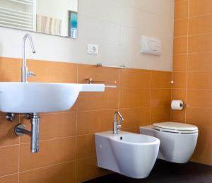 een badkamer met een wastafel en een toilet bij Centro Città City Suite in Bari