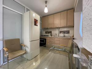 O bucătărie sau chicinetă la Квартира с гостиничным сервисом бизнес-класса с большой ванной и Smart-TV